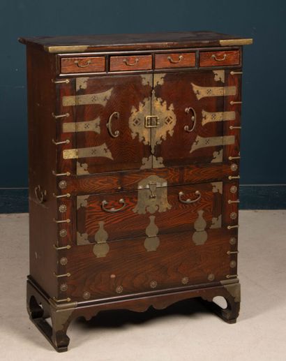 Cabinet en bois exotique et placage.
Corée...