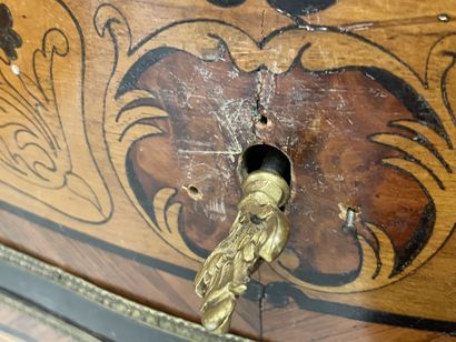Secrétaire droit à abattant simulant un semainier,...