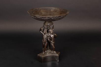Coupe en bronze patiné à décor de bacchantes.
Fin...