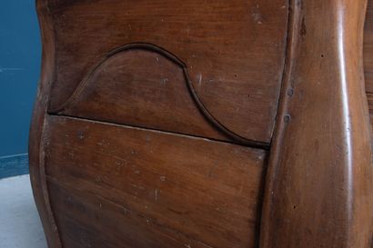 Commode tombeau en bois fruitier ouvrant...