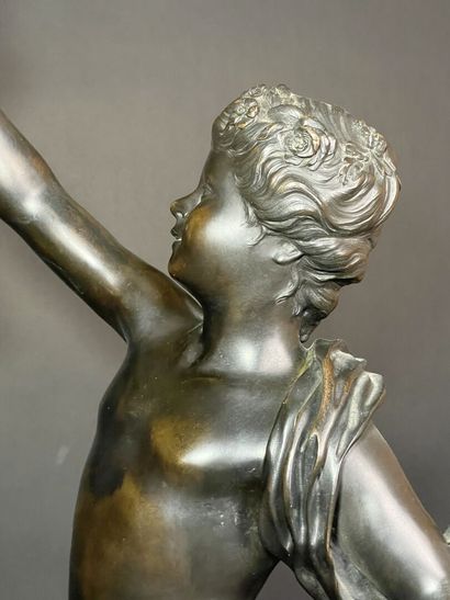 Grande torchère en bronze patiné et doré...