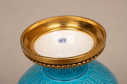 Manufacture de Sèvres -
Vase couvert en porcelaine...