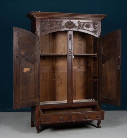 Armoire en chêne sculpté et mouluré.
Style...