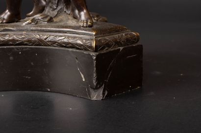 Coupe en bronze patiné à décor de bacchantes.
Fin...