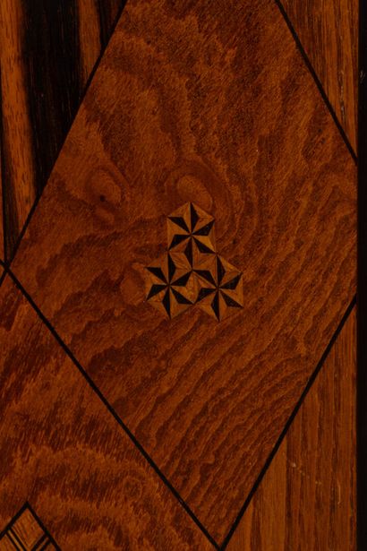 Petit cabinet en marqueterie de bois exotique,...