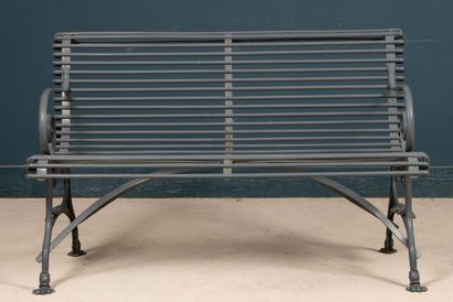 Banc de jardin à lattes en enroulement
Style...