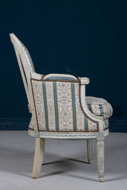 Bergère en bois sculpté et laqué
Epoque Louis...
