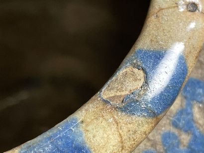 Vase en céramique à décor bleu de médaillons.
IRAN...