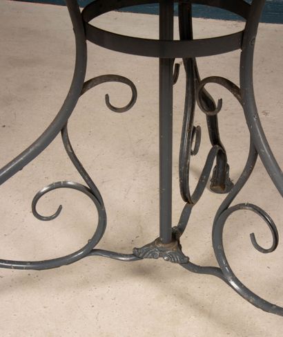 Table de jardin ronde.
Style Arras.
Métal...