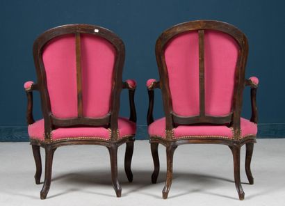 Paire de fauteuils cabriolets bien garnis...