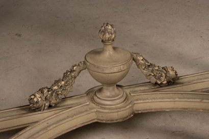 Console en bois sculpté patiné, dessus marbre.
Style...