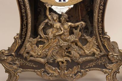 Cartel d'alcôve et son cul de lampe en marqueterie...