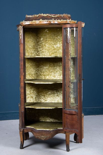 Vitrine galbée en frisage et marqueterie,...
