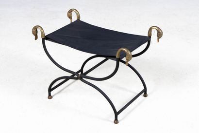 Suite de quatre tabourets curules en métal...