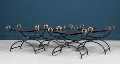 Suite de quatre tabourets curules en métal...