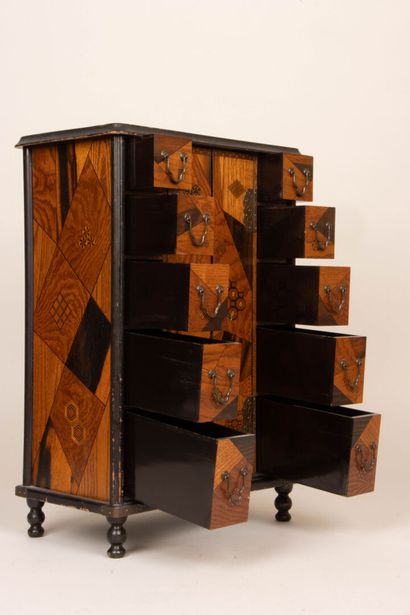 Petit cabinet en marqueterie de bois exotique,...