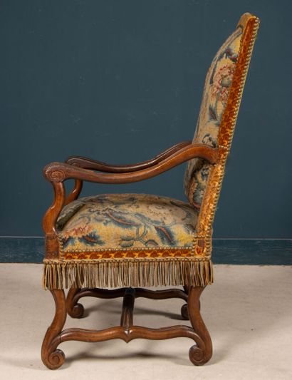 Fauteuil à haut dossier, pieds os de mouton...