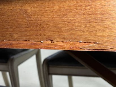 Table rectangulaire en chêne clair, allonges...