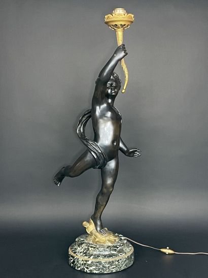 Grande torchère en bronze patiné et doré...