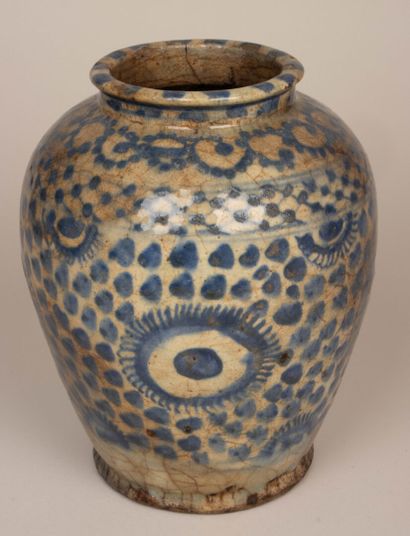 Vase en céramique à décor bleu de médaillons.
IRAN...