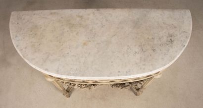 Console en bois sculpté patiné, dessus marbre.
Style...