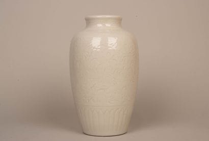 Vase oblong en porcelaine à émail blanc à...