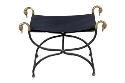 Suite de quatre tabourets curules en métal...