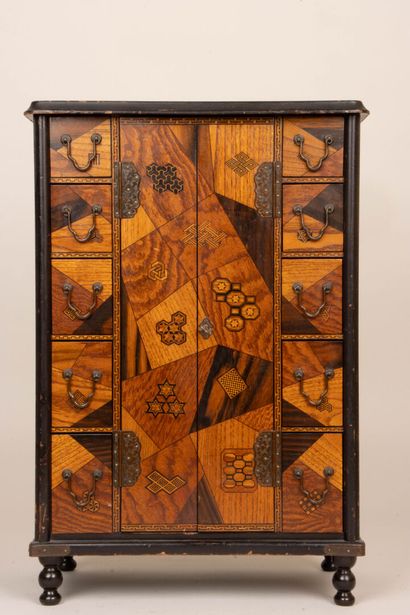 Petit cabinet en marqueterie de bois exotique,...