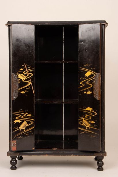 Petit cabinet en marqueterie de bois exotique,...