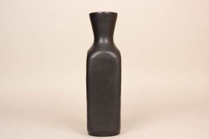 ACCOLAY
Grand vase noir à émail noir. 
H....