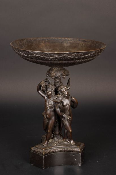 Coupe en bronze patiné à décor de bacchantes.
Fin...