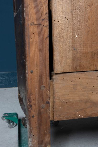 Armoire en chêne sculpté et mouluré.
Style...