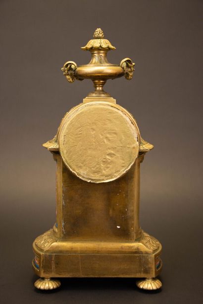 Pendule en bronze et plaques de porcelaine...
