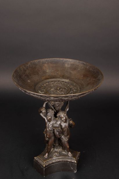 Coupe en bronze patiné à décor de bacchantes.
Fin...
