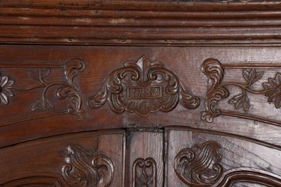 Armoire en chêne sculpté et mouluré.
Style...