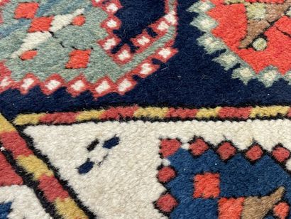 Tapis galerie en laine.
Caucase XX°. 
280...