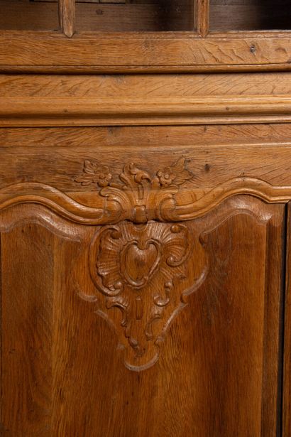 Buffet deux corps haut vitré, en chêne sculpté
Travail...
