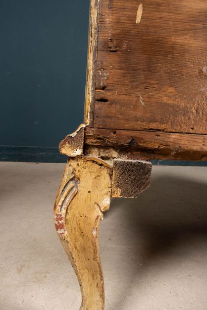 Commode galbée en bois peint de fleurs.
Style...