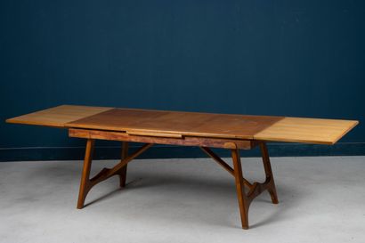 Table rectangulaire en chêne clair, allonges...