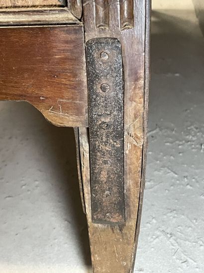 Grande pantalonnière en merisier, ouvrant...
