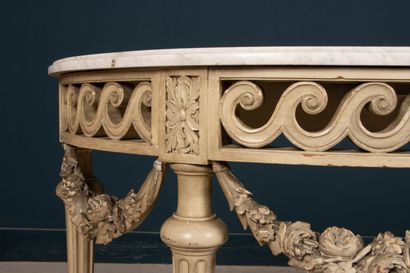 Console en bois sculpté patiné, dessus marbre.
Style...