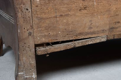 Commode tombeau en bois fruitier ouvrant...
