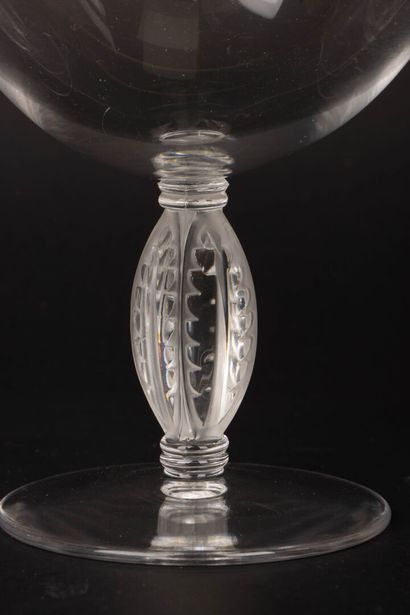 LALIQUE FRANCE Fontainebleau service.
Set...