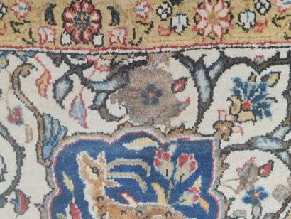 Tapis d'Orient
220 x 143 cm
Franges abim...