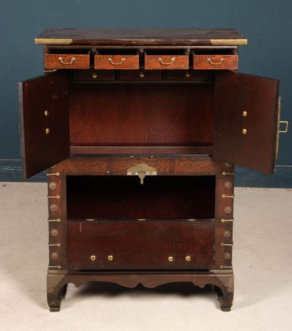 Cabinet en bois exotique et placage.
Corée...