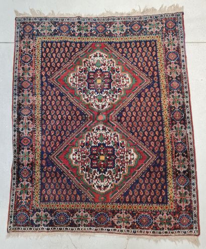 Tapis d'Orient en laine. 
180 x 140 cm.
Franges...