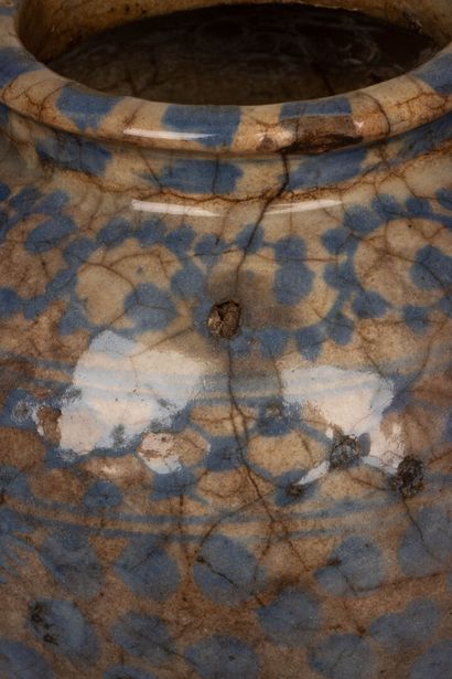Vase en céramique à décor bleu de médaillons.
IRAN...