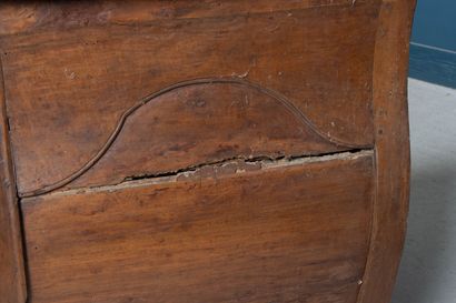 Commode tombeau en bois fruitier ouvrant...