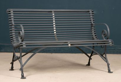 Banc de jardin à lattes en enroulement
Style...