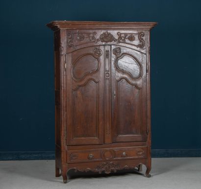 Armoire en chêne sculpté et mouluré.
Style...